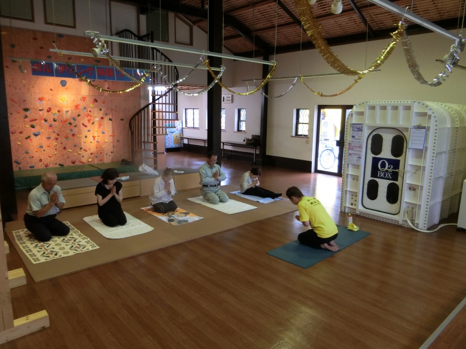 健康長寿に役立つ“高齢者向けヨガ教室”に、地域の皆様もどうぞご参加ください。