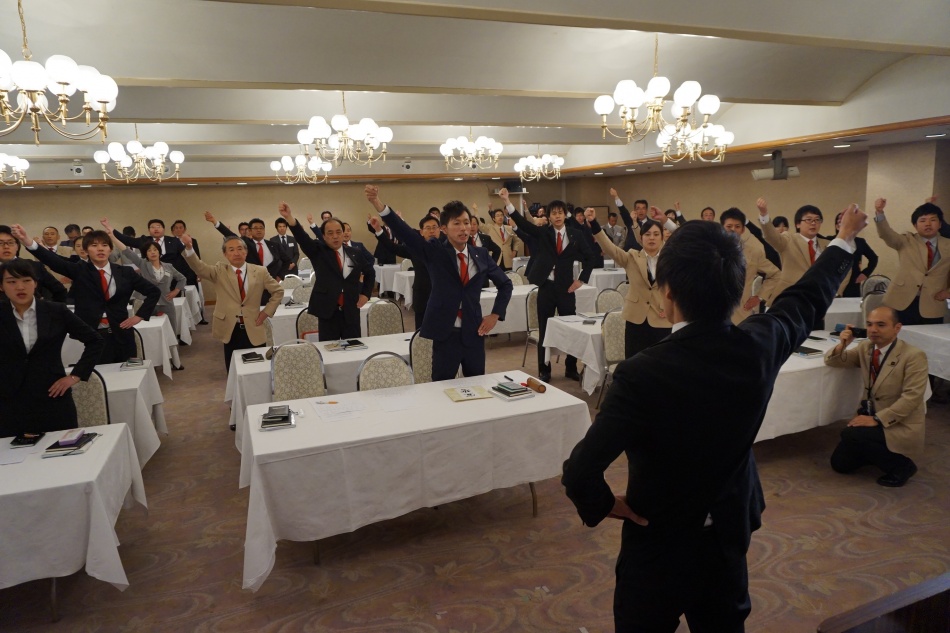 【経営計画発表会】全員で社歌も歌います