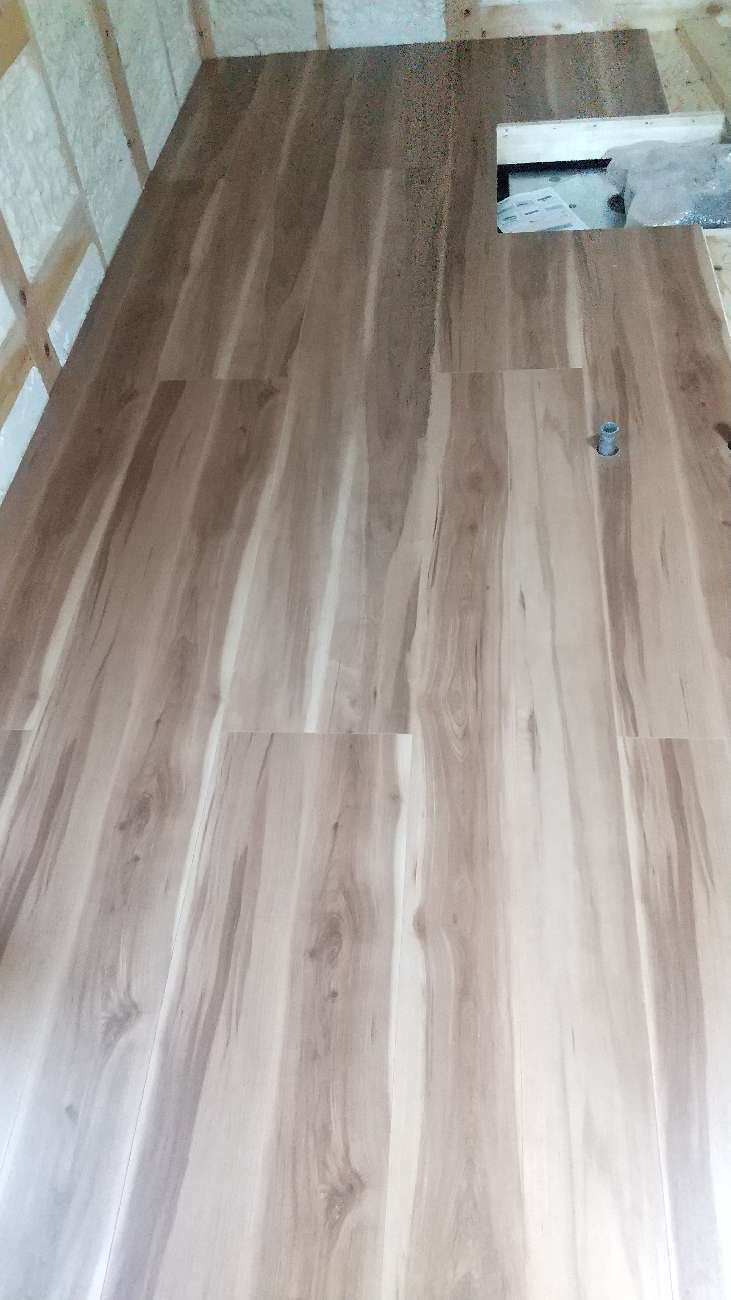 埼玉県三郷市E様邸注文住宅新築工事は床フロア張り工事を行っています。