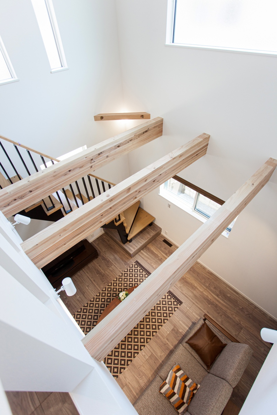 埼玉県草加市「吹抜けから光がたっぷり入る梁が見えるリビング」