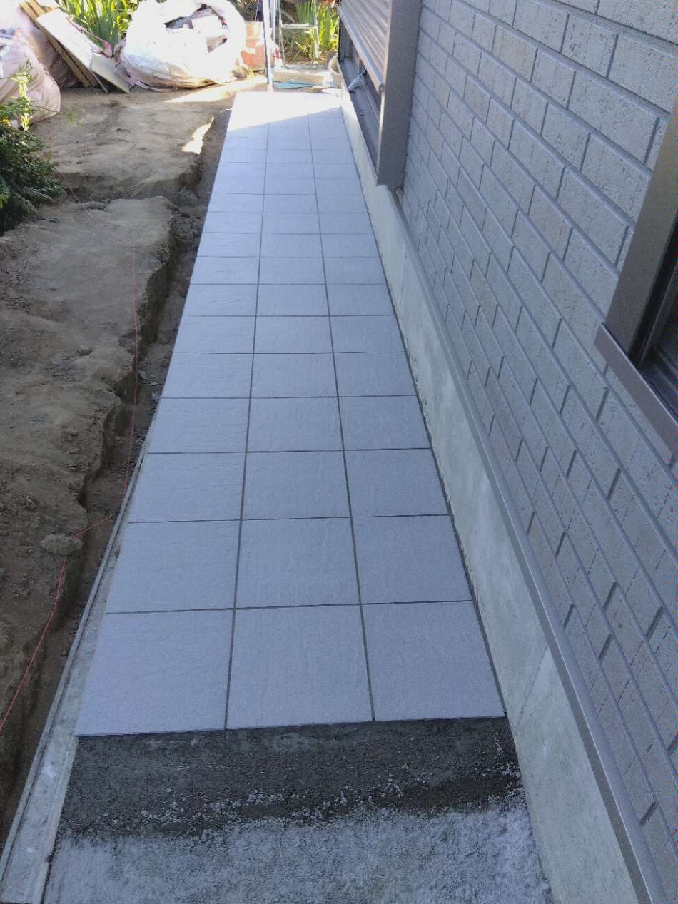 埼玉県北葛飾郡松伏町I様邸外構タイル工事を行いました。