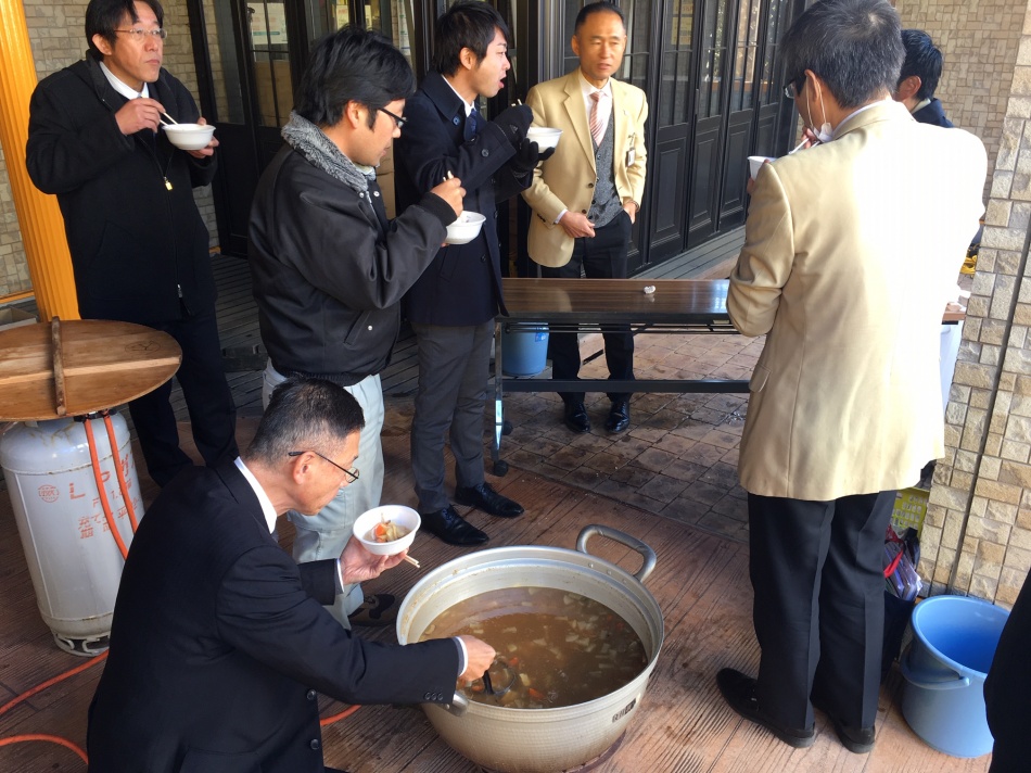 仕事始め。餅つきやけんちん汁で社員の親睦を深めました。