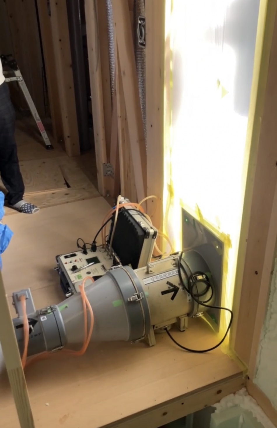 【千葉県柏市】M様邸注文住宅新築工事はお施主様立ち合いのもと気密測定を行いました。