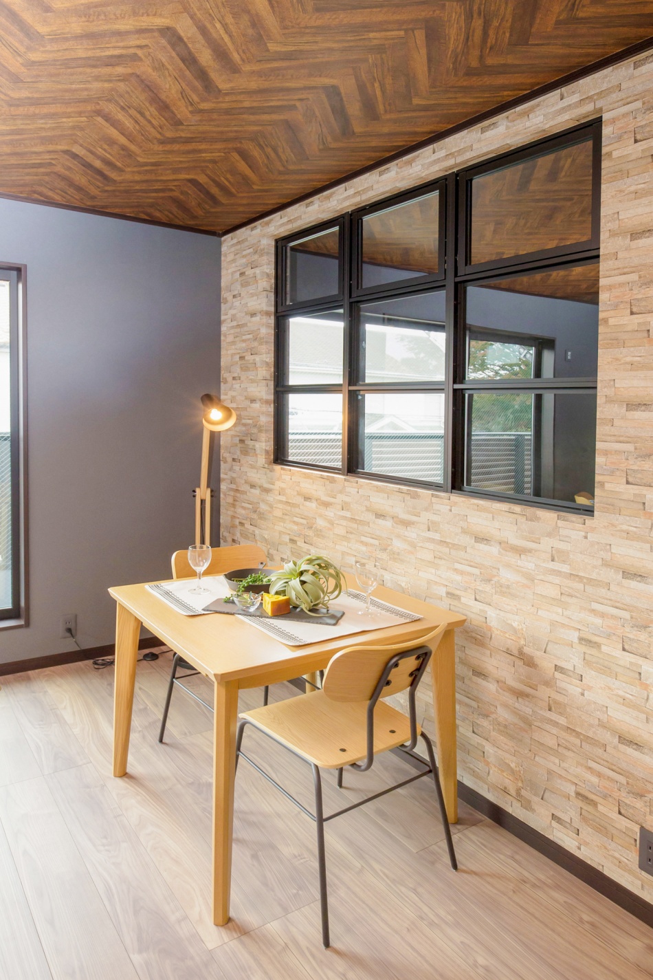 埼玉県三郷市「ワークスペースからリビングの様子がわかる部屋」