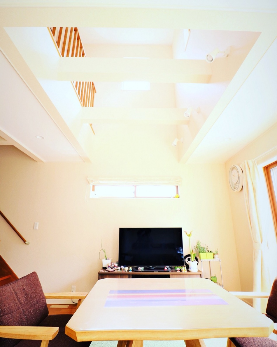 明るい吹き抜けがあるリビング