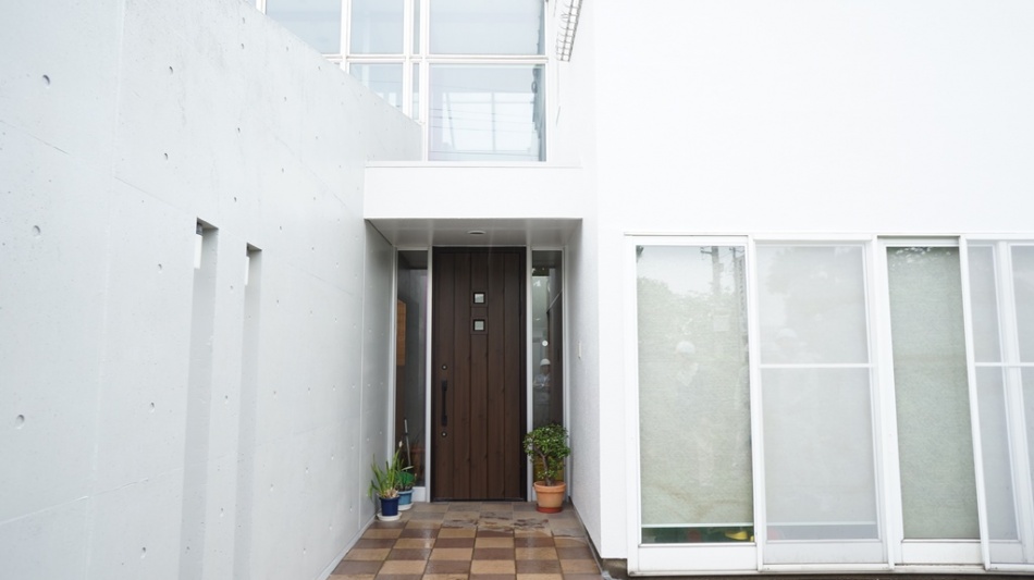 【埼玉県三郷市】I様クリニック外壁塗装工事は足場が外れ塗装後の美しい外観がわかるようになりました。松井産業