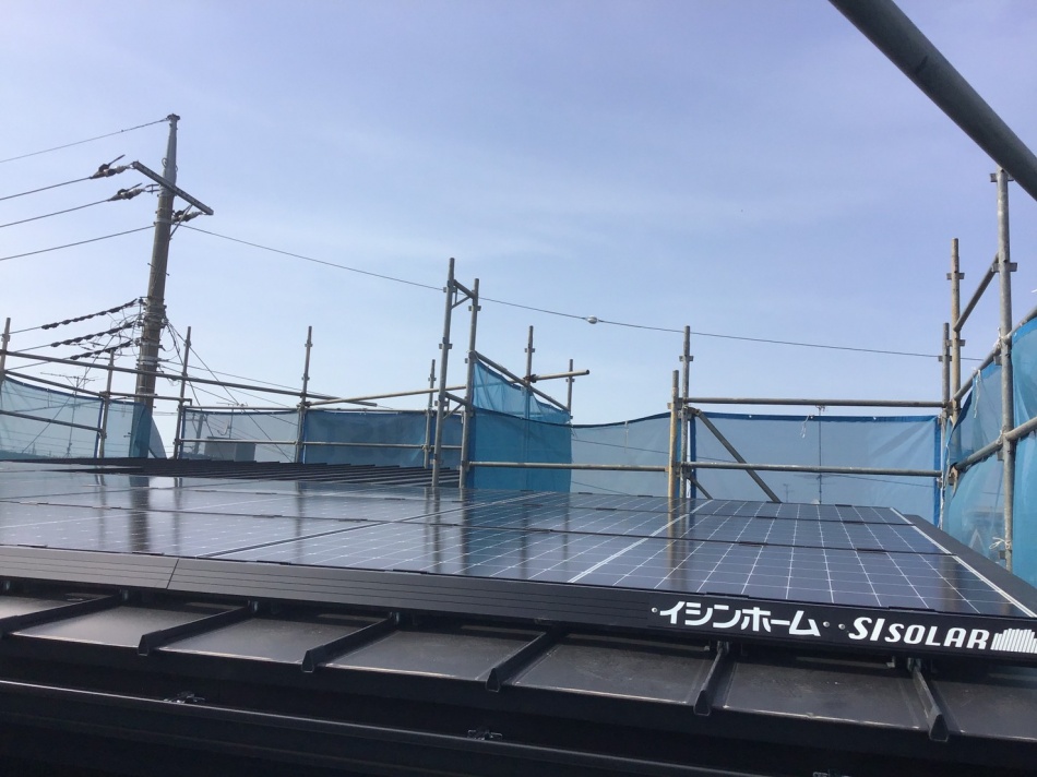 埼玉県吉川市U様邸注文住宅新築工事は太陽光パネルが取り付きました。