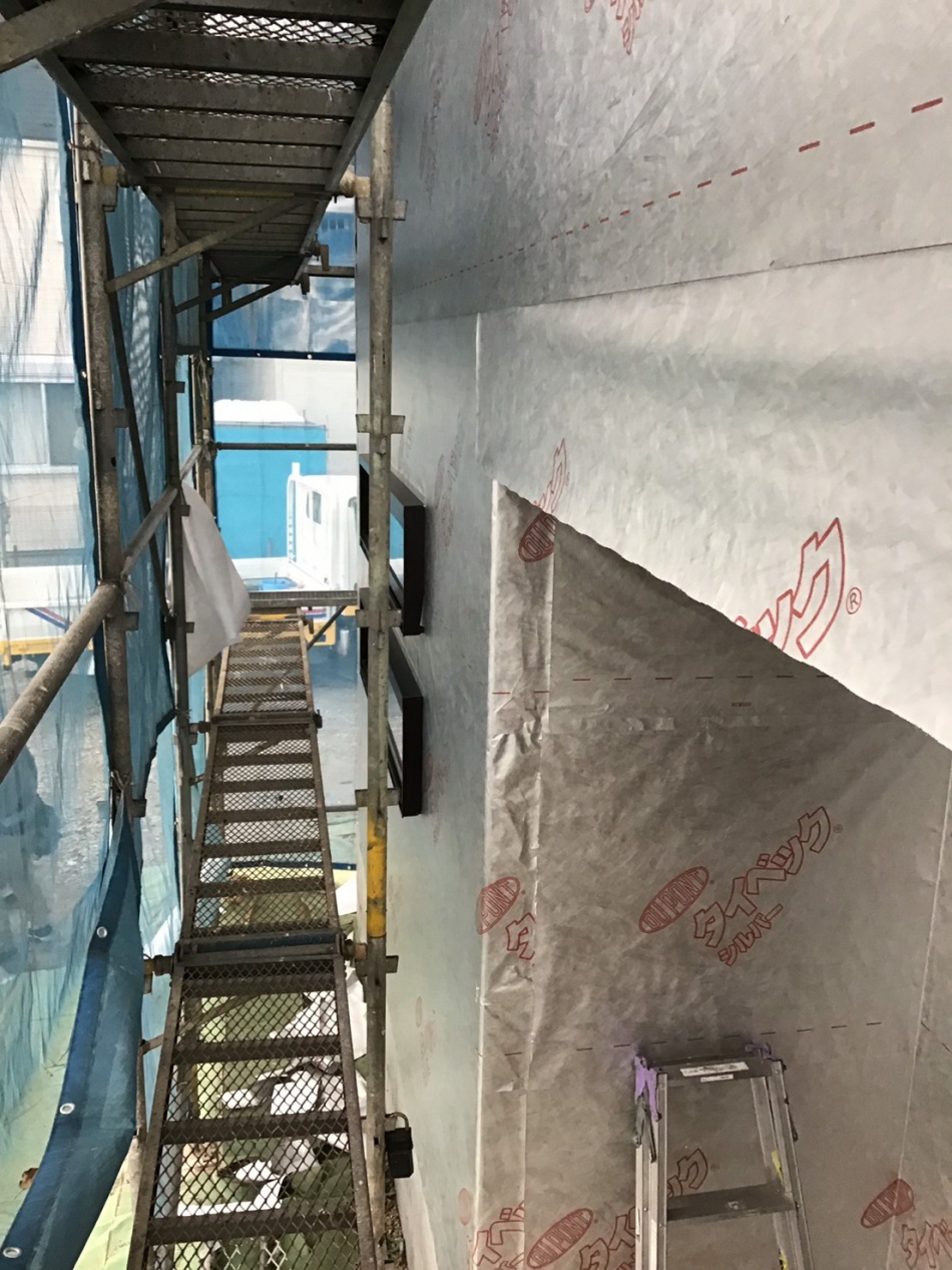 【足立区】タイベックシルバーを施工しています。