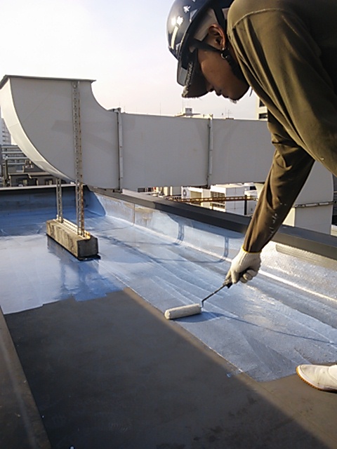 【東京都足立区】A様店舗ビル改修工事は屋上プライマー作業中です。松井産業株式会社リフォーム館