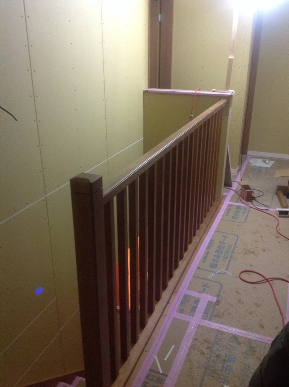 【埼玉県三郷市】O様邸新築工事は手すりが取りつき,洗面の収納棚,シューズクロークが取りつきました。松井産業株式会社 イシンホーム三郷店