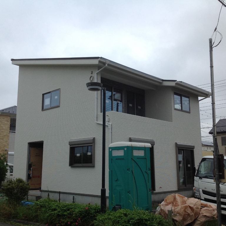 【埼玉県吉川市】S様邸「全ての家事がキッチンから10歩以内でできる家事時間1/2で夏涼しく冬暖かい高性能な省エネ住宅」は足場がとれて外観がわかるようになりました。松井産業株式会社 イシンホーム三郷店