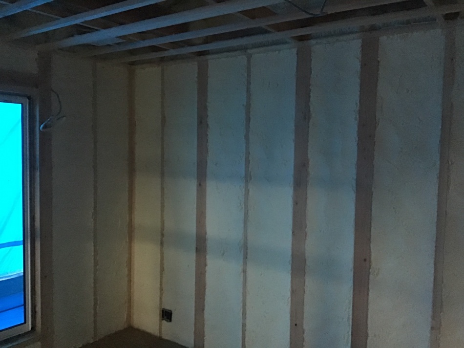 埼玉県八潮市O様邸は屋根ガルバリウム鋼板葺き、吹付け断熱、バルコニー板金防水