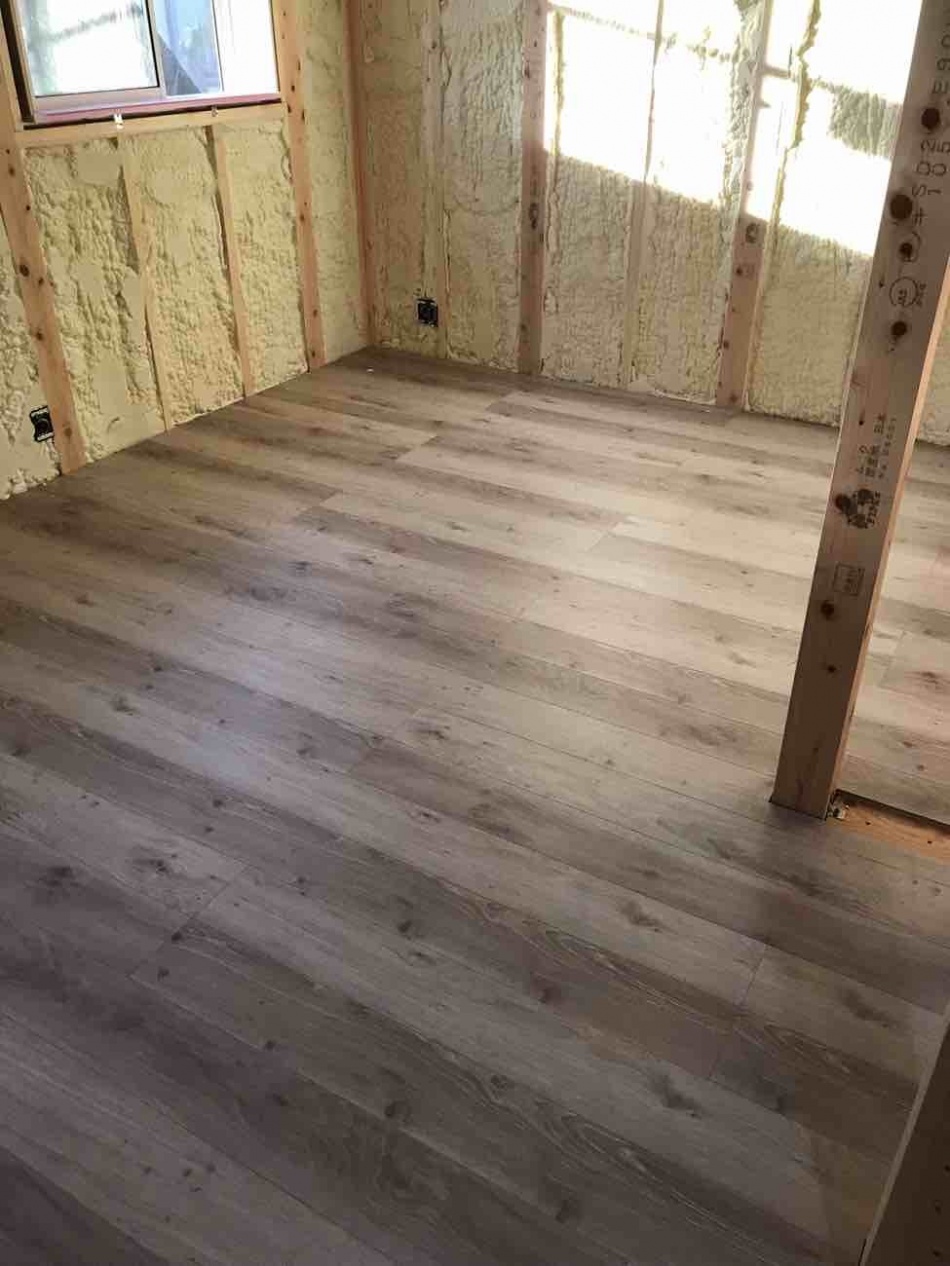 埼玉県越谷市N様邸注文住宅新築工事は床貼りを行いました。