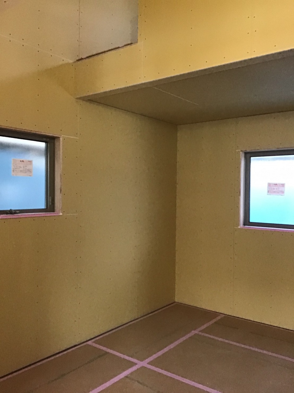 三郷市K様邸は壁のボード張り工事です。