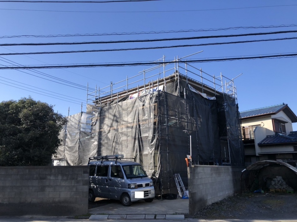 【八潮市】O様邸は強風のため足場シートを養生しました。