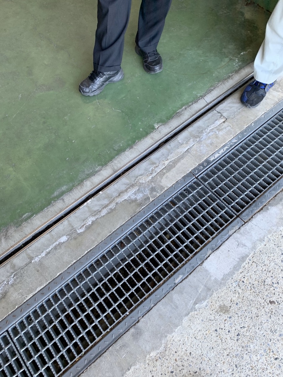 台風時には雨水がシャッター下の隙間から浸入することがあります。