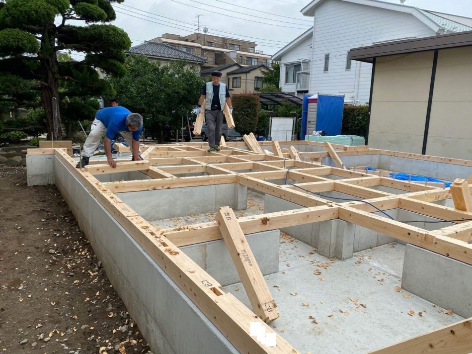 東京都足立区S様邸注文住宅新築工事は木工事土台敷きを行っています。