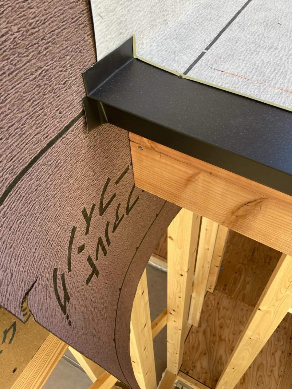 東京都足立区S様邸注文住宅新築工事は先張りルーフィング工事を行いました。