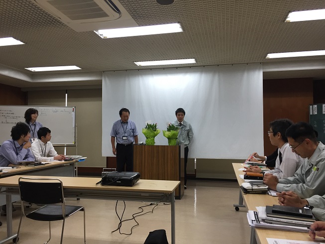 誕生日がある社員に花を贈りバースデーソングを歌う。