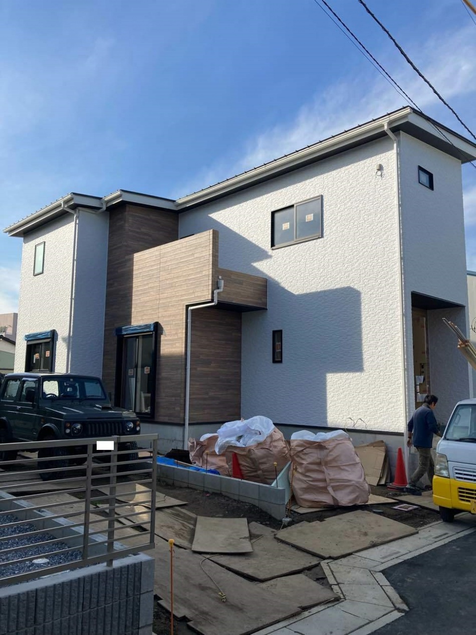 埼玉県三郷市O様邸注文住宅新築工事は足場が外れて外観がわかるようになりました。