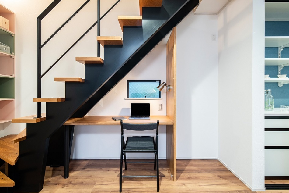 埼玉県三郷市リビングにある階段下のワークスペース