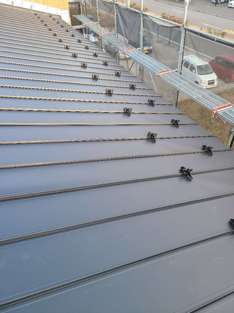 埼玉県三郷市F様ガレージハウス新築工事は屋根ガルバリウム鋼板葺きでした。