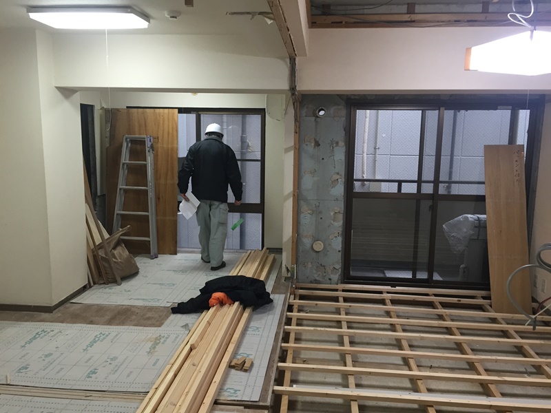 【三郷市】K様賃貸マンションリノベーション工事は間仕切りを解体し和室から洋室にする下地をつくっています。松井産業