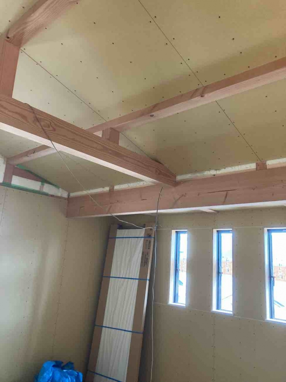 埼玉県三郷市S様邸注文住宅新築工事は木工事中、勾配天井を施工しています。