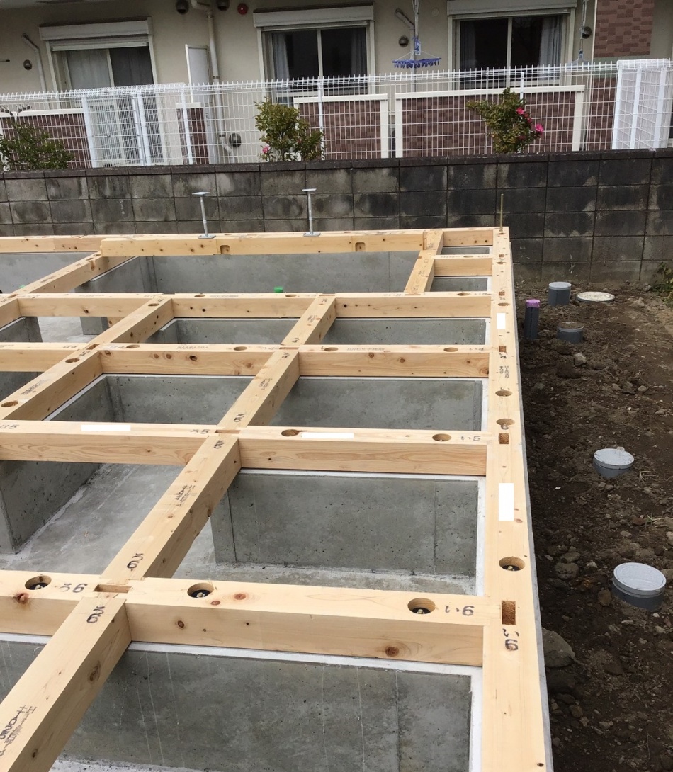 埼玉県吉川市T様邸は木工事土台引き工事を行っています。