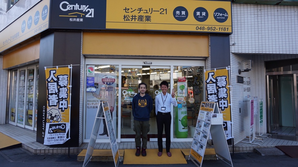 【賃貸のお部屋を仲介させていただいたA様と記念撮影です】センチュリー21松井産業 三郷駅前店 高橋