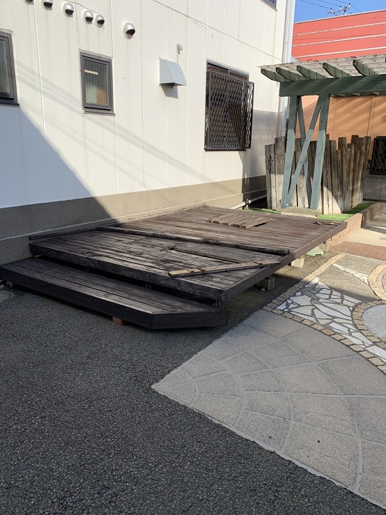 液体ガラスで改質されたウッドデッキ