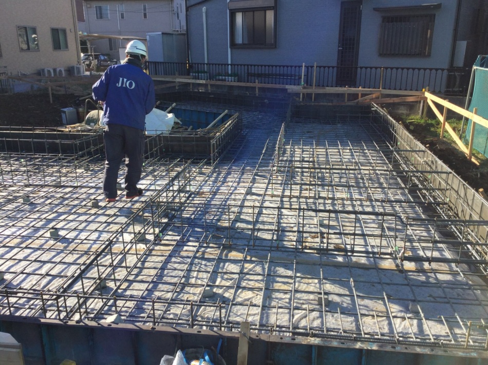 【埼玉県八潮市】M様邸「中庭のあるオシャレな高性能省エネコートハウス」基礎の鉄筋工事を行いました。