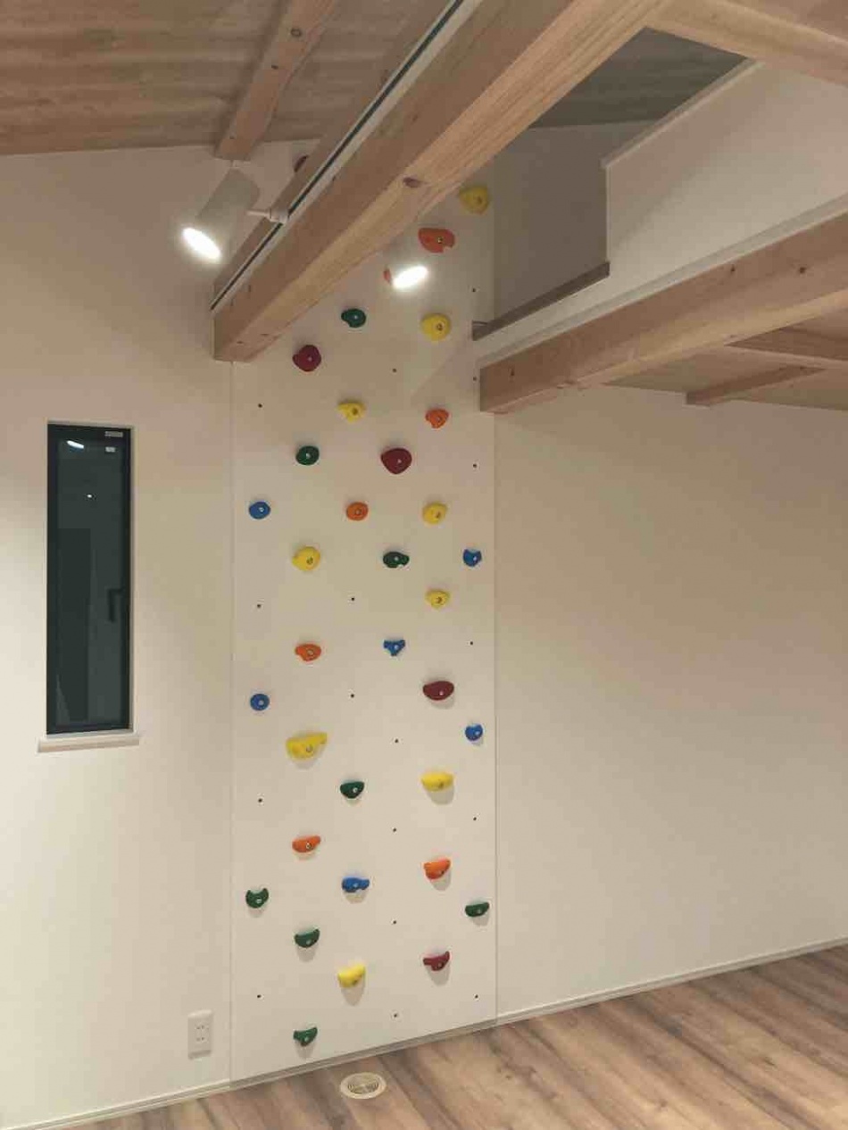 埼玉県三郷市M様邸注文住宅新築工事はボルダリングが取り付きました。