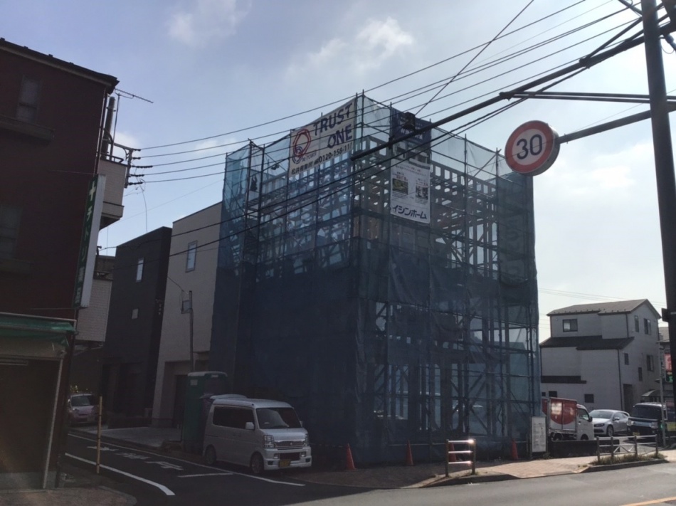 足立区U様邸ガレージハウスは足場シートをかけイメージシート設置しました。