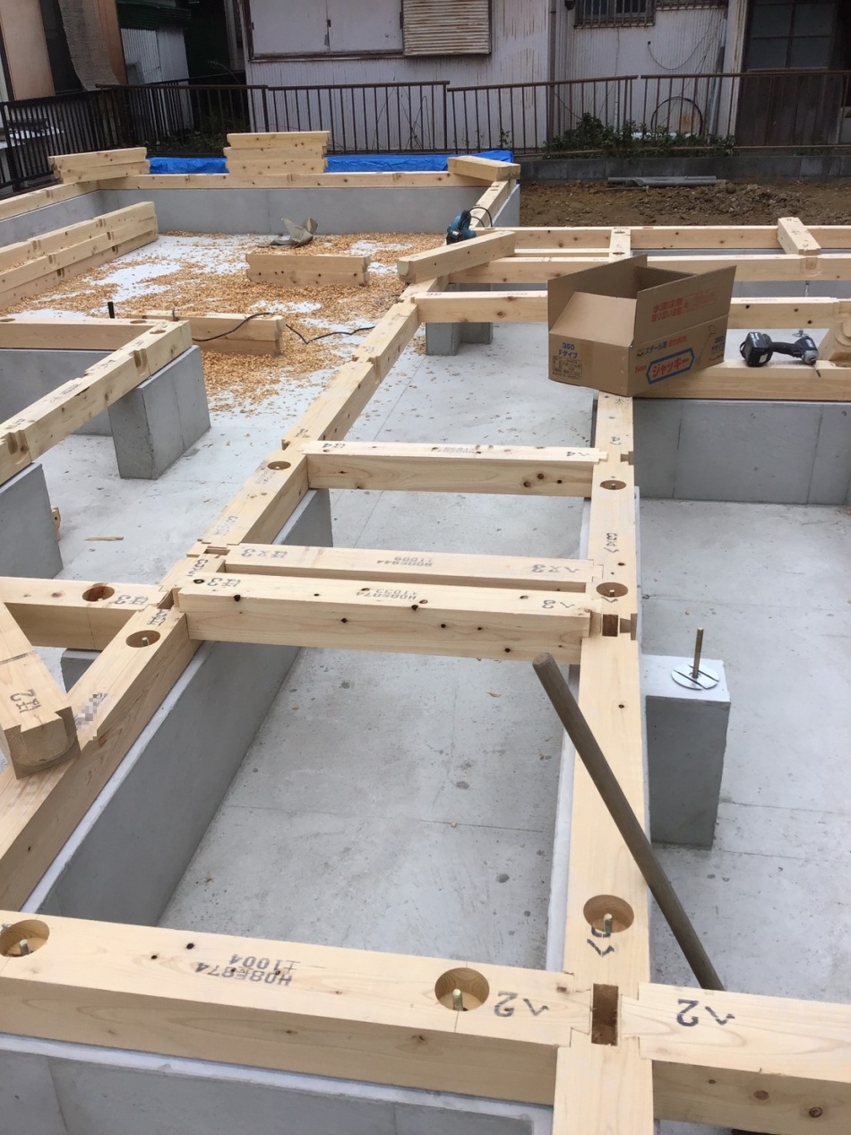 【吉川市】T様邸は木工事土台敷き工事を行っています。松井産業