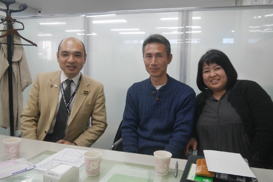 吉川市の戸建てを売却していただいたST様ご夫妻と記念撮影です。