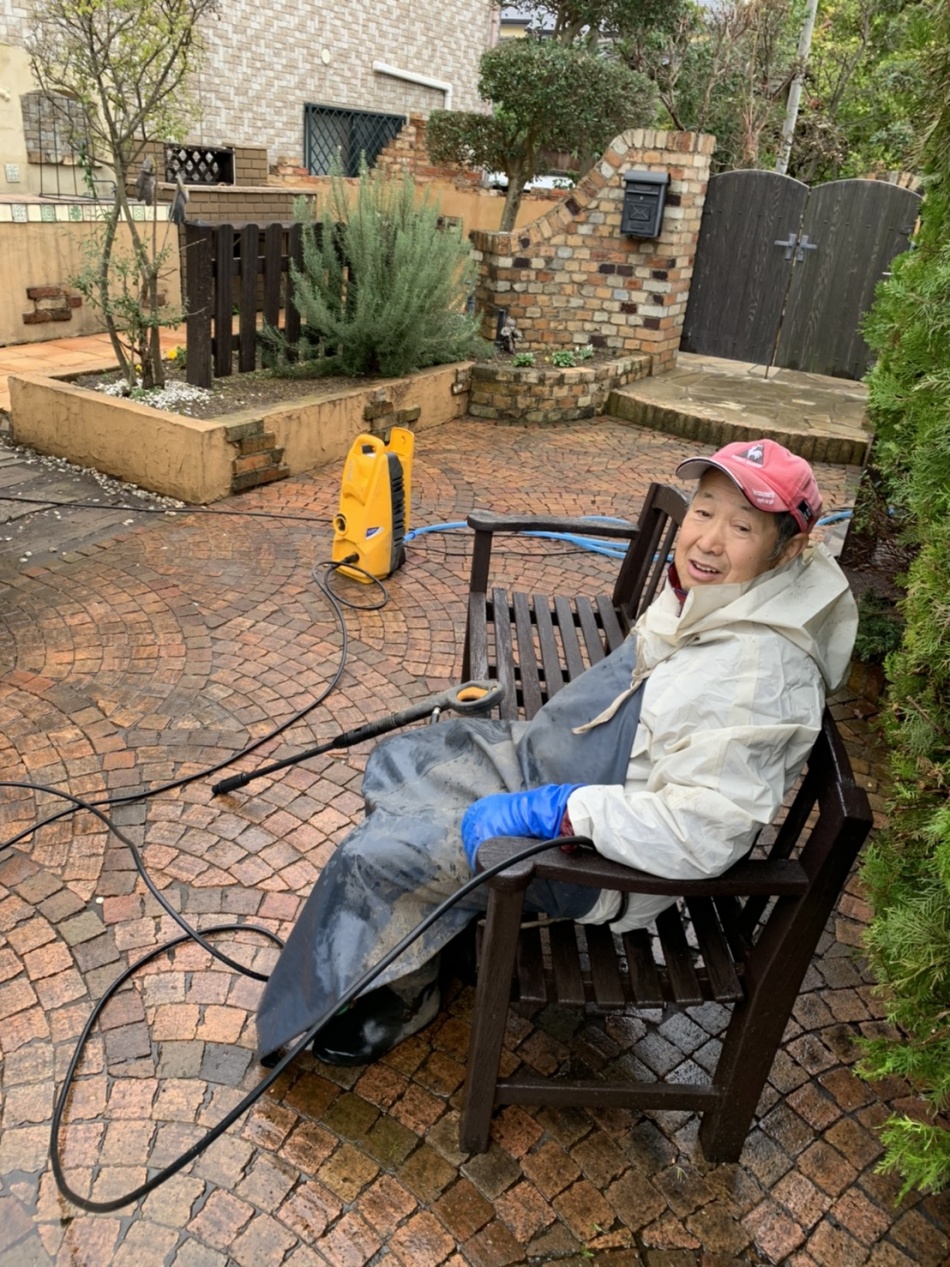 本社ガーデンの高圧洗浄をしています。