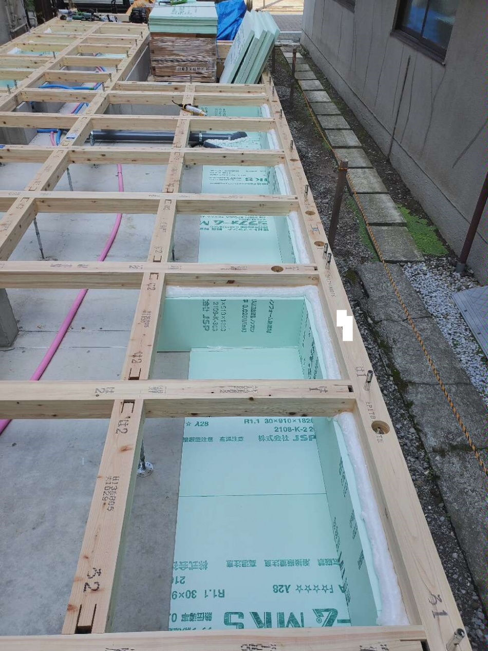 東京都葛飾区K様邸注文住宅新築工事は土台敷工事を行っています。