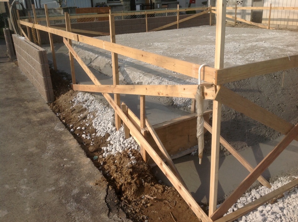 【埼玉県北葛飾郡松伏町】S様邸は砕石を敷き込み基礎の床掘りを行い砂利敷きを行いました。イシンホーム三郷店 松井産業