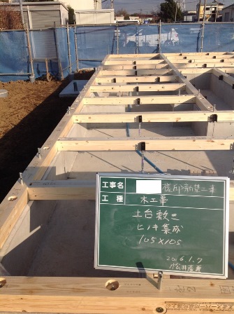 埼玉県三郷市のO様邸新築は土台敷きの工程です。ヒノキの土台を敷き詰めます。松井産業 イシンホーム三郷