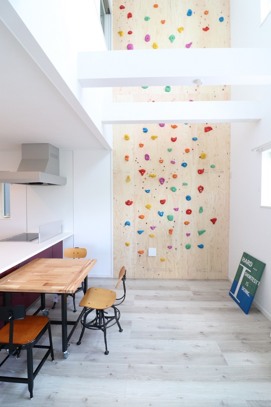 ガレージハウス竹の塚にはボルダリングが設置されています。