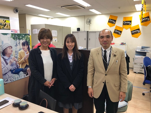 吉川市S様マンション売却ご契約の記念撮影