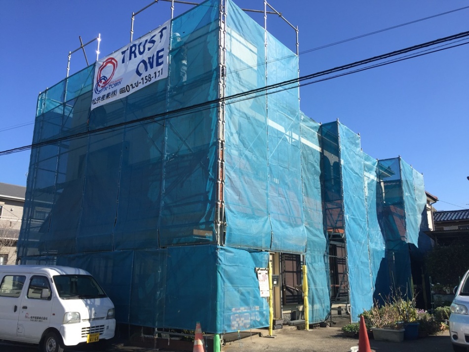 【三郷市】I様邸外壁塗装工事がはじまりました。足場を組んで高圧洗浄からはじまります。松井産業リフォーム館