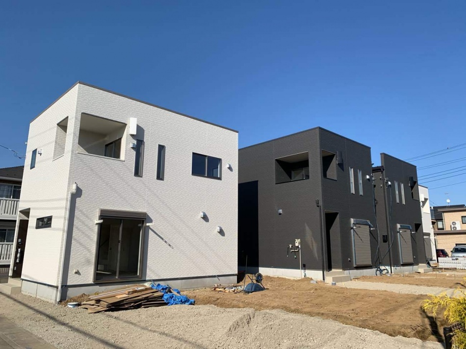 埼玉県三郷市O様戸建て賃貸住宅は足場が取れました。モダンなキューブ型の外観