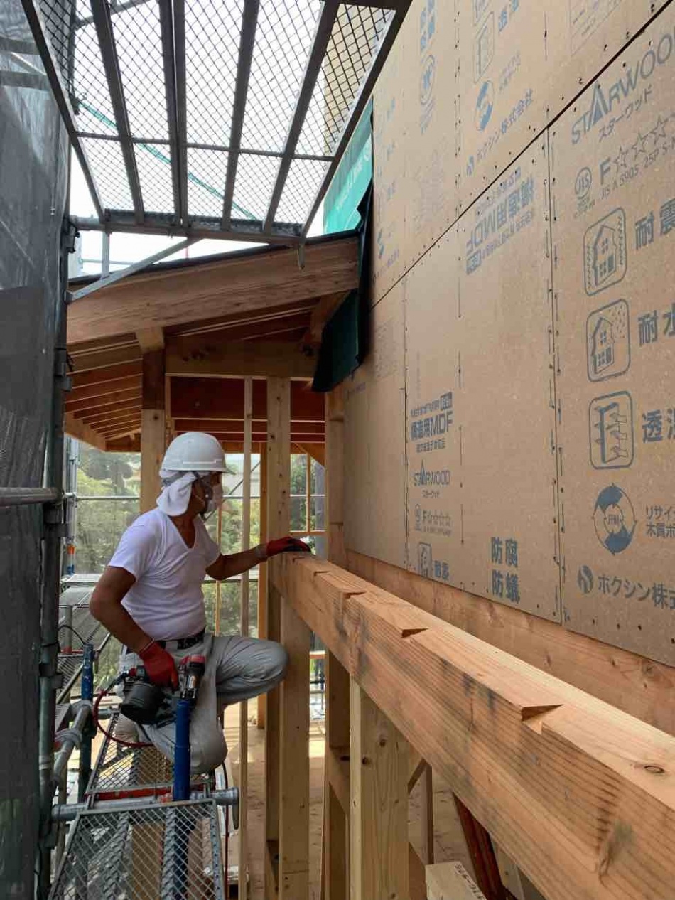 埼玉県北葛飾郡松伏町I様邸注文住宅新築工事はスターウッド施工、外壁下屋取り合いにルーフィングを施工しました。