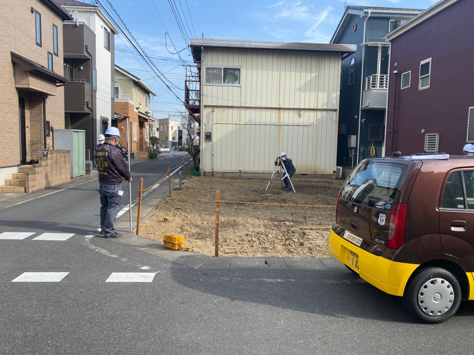 埼玉県三郷市H様邸建替え注文住宅新築工事は敷地調査を行っています。