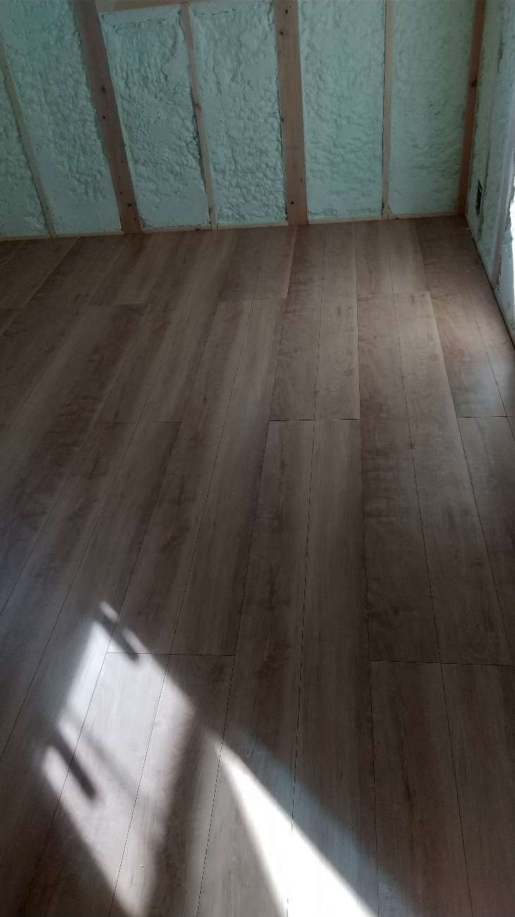 千葉県柏市M様邸注文住宅新築工事は床フロア張り工事を行っています。