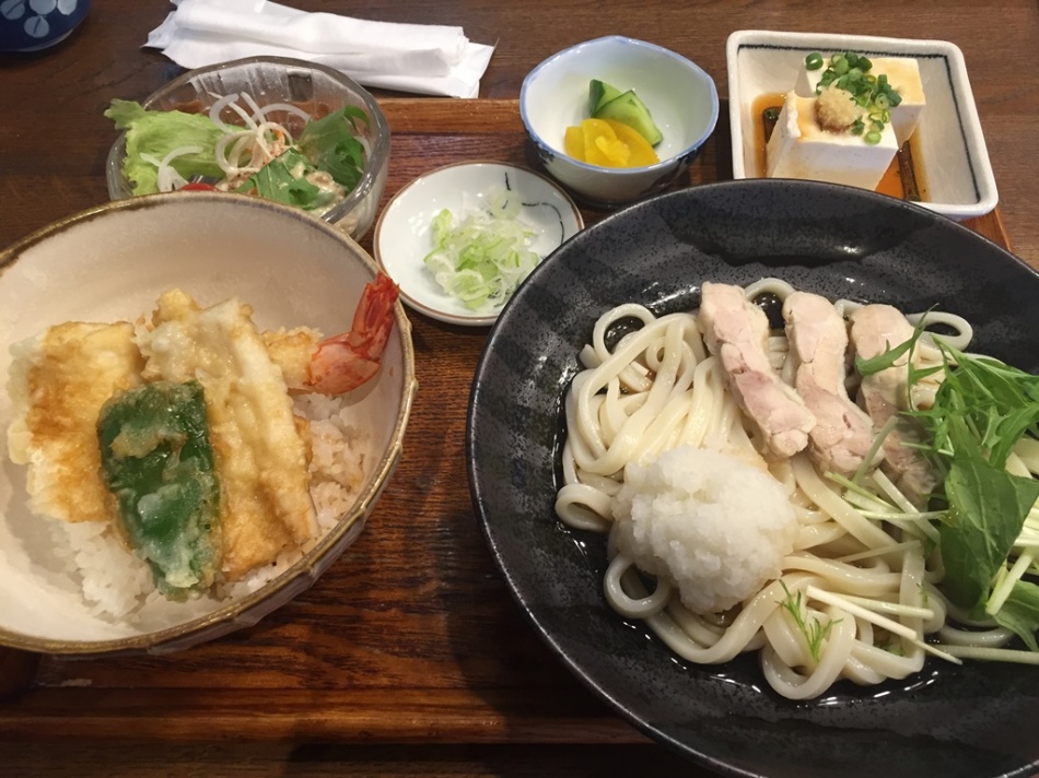 松戸市 源平うどんさんにて昼食です