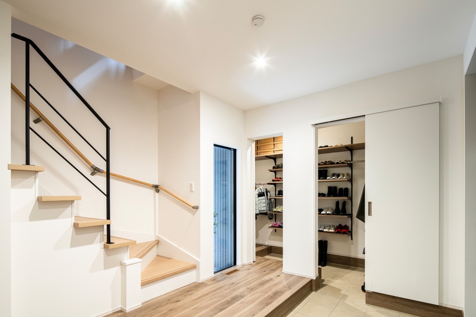 東京都足立区T様邸広々シューズクロークとなります。