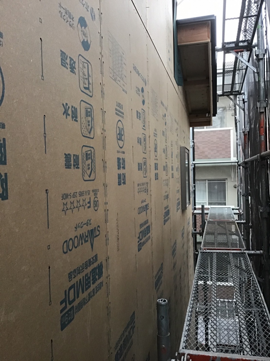 埼玉県吉川市T様邸注文住宅新築工事は木工事、屋根裏遮熱シート張り、外部パネル張りです。